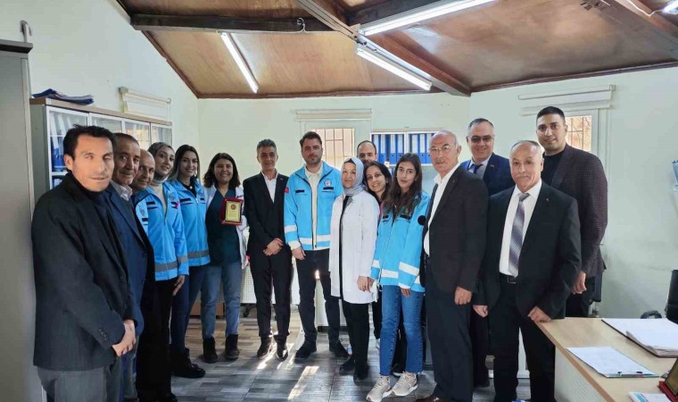 Şehit ailelerine özel sağlık hizmeti veren proje gönüllülerine teşekkür plaketi verildi