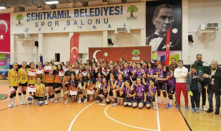 Şehitkamilde yıldız kızlar voleybol turnuvası sona erdi