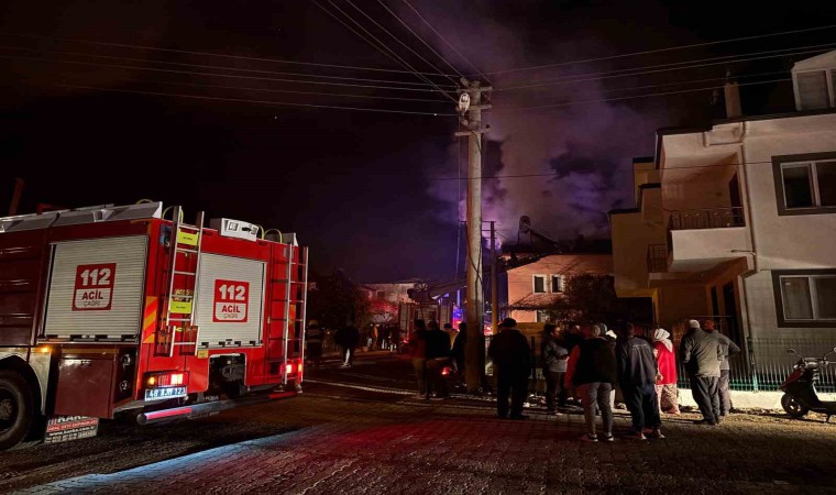 Seydikemerdeki çatı yangını korkuttu