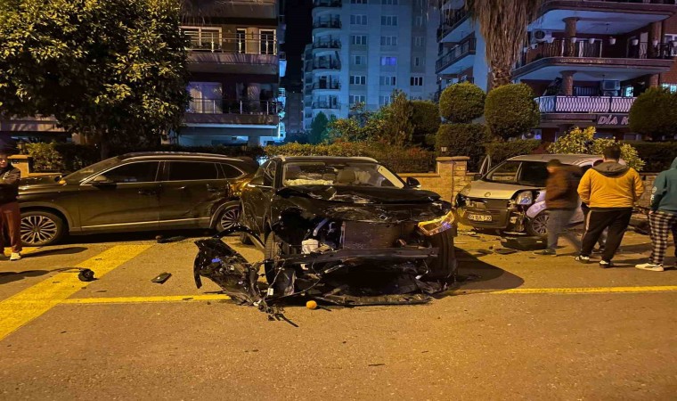 Seyir halindeyken bir başka araca çarpıp kaçtı, ortalık savaş alanına döndü