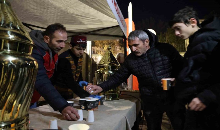 Sivasta Regaip Kandilinde vatandaşlara salep ikramı