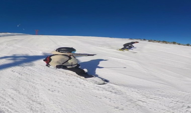 Snowboardcu ile kayakçı kozlarını Zigana Dağında paylaştı