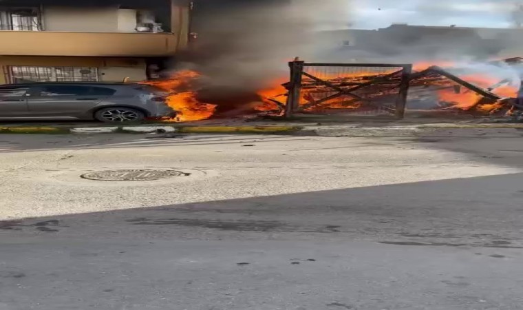 Sultanbeylide baraka yangını: Alevler park halindeki araca sıçradı