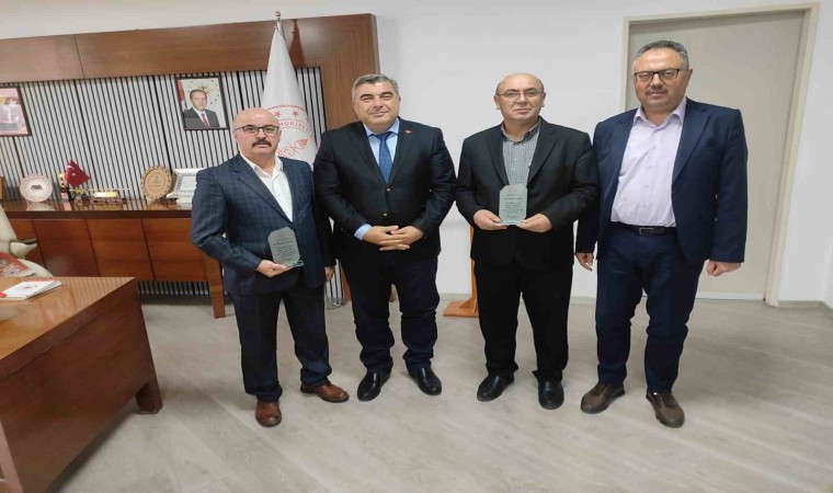 Sünnetciden emekli olan personele plaket