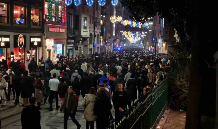 Taksim Meydanında yılbaşı yoğunluğu havadan görüntülendi