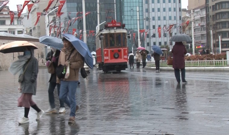 Taksimde soğuk ve yağışlı hava etkisini sürdürüyor