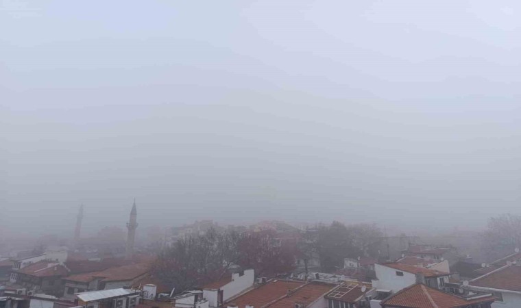 Tarihi Karahisar Kalesi sis nedeniyle gözlerden kayboldu