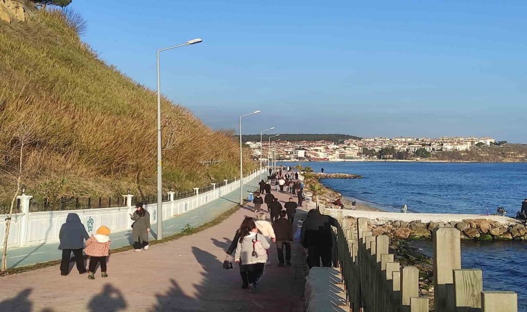 Tekirdağda güneşli havada vatandaşlar sahile akın etti