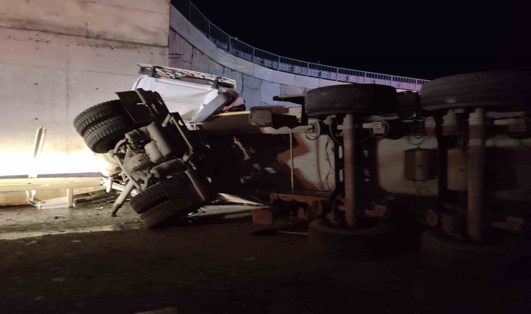 Tekirdağda üç araçlı trafik kazasında tır köprüye çarptı: 1 ağır yaralı