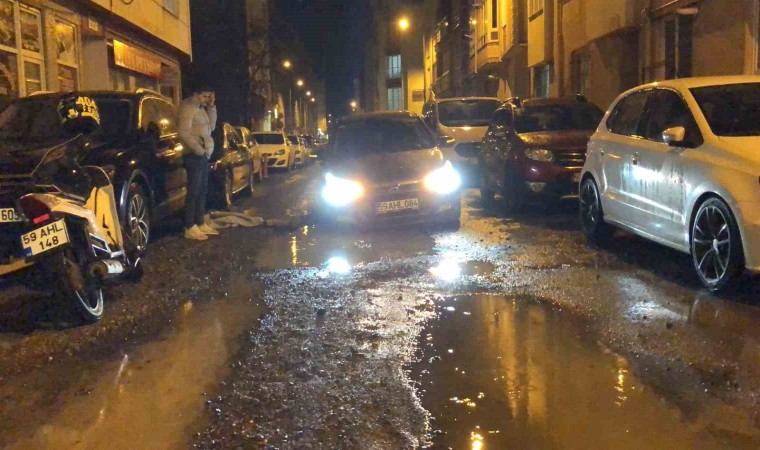 Tekirdağda yol çöktü, otomobil çukura saplandı