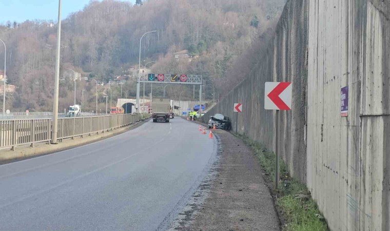 Ters yönde seyreden araca çarpmamak için kaza yaptı