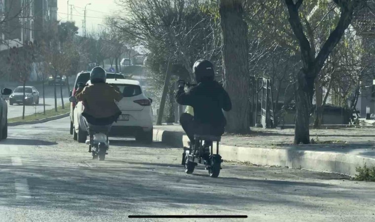 Trafikte ilginç anlar: Taburenin üzerine oturarak elektrikli scooter kullandılar