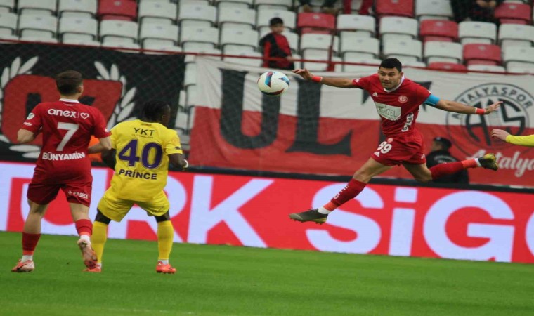 Trendyol Süper Lig: Antalyaspor: 0 - Eyüpspor: 3 (İlk yarı)