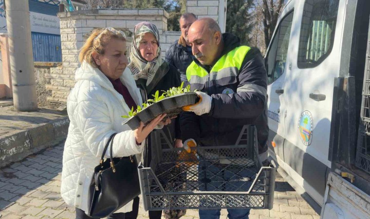 Turhalda 3 bin 500 çiçek kabirlerle buluştu