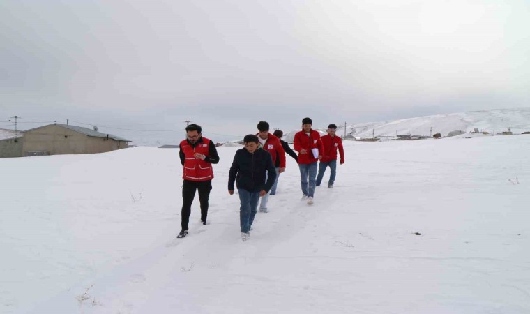 Türk Kızılayının yardımlarıyla ısınıyorlar