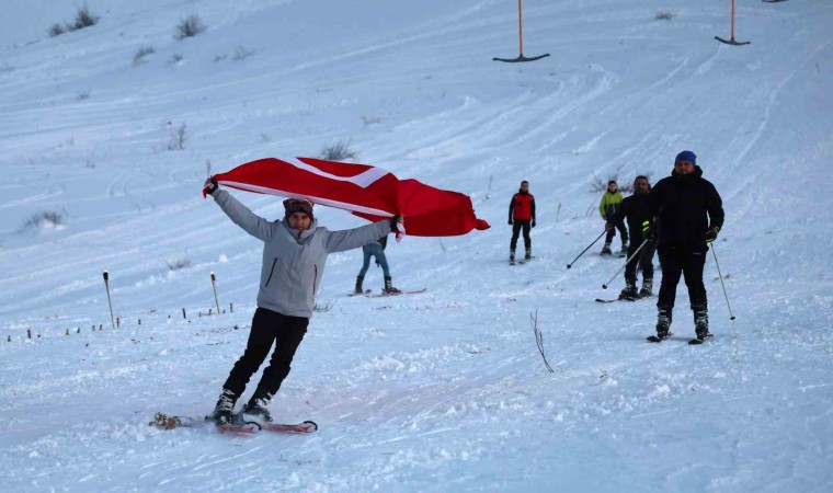 Türkiyenin göl manzaralı kayak merkezinde sezon açıldı