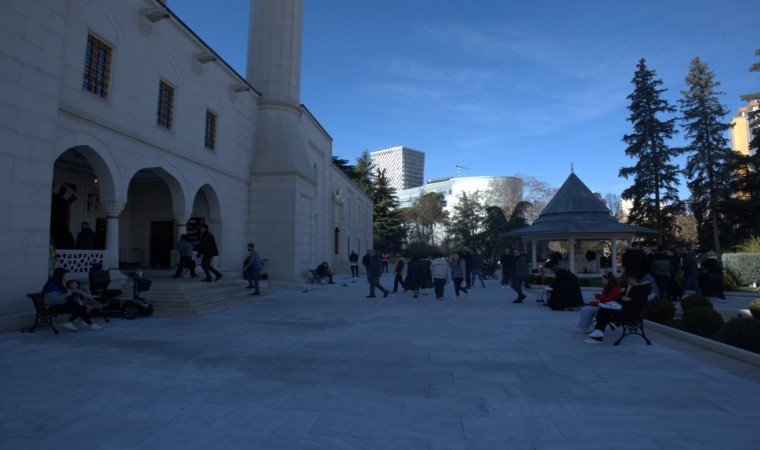 Türkiyenin inşa ettiği Tiran Namazgah Camiine ziyaretçi akını