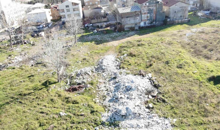 Tuzlada moloz dağları ve su birikintileri halkın sağlığını tehdit ediyor