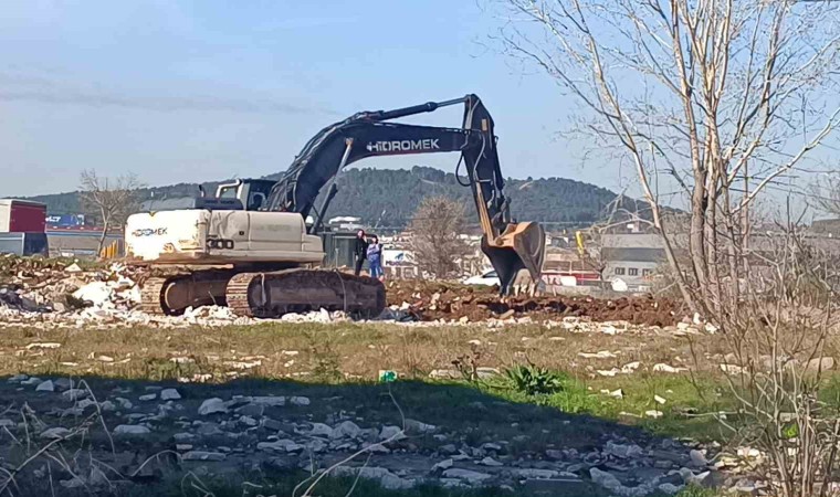 Tuzlada tehlike saçan moloz yığınları gündeme geldi, belediye harekete geçti