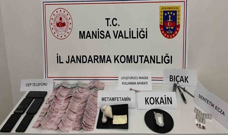 Üç şahsın yapılan üst ve araç aramasında uyuşturucu maddeler ele geçirildi