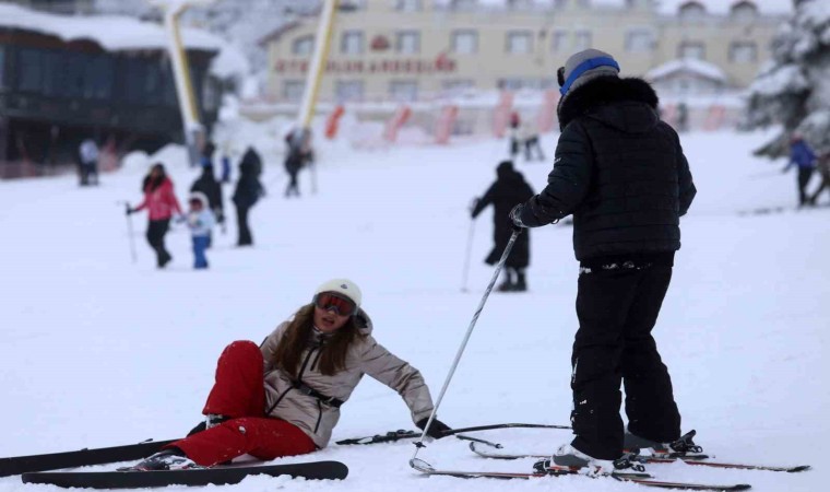 Uludağda kayak yaparken düşen kayakçılar kameralara yakalandı