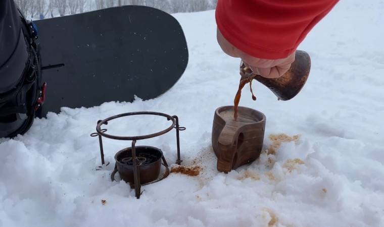 Uludağda snowboard yaparken Türk Kahvesi yudumladı