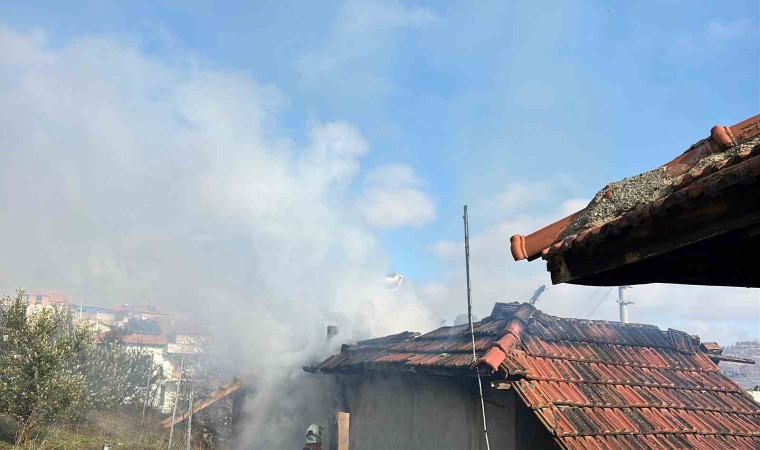 Uşakta müstakil bir ev yanarak küle döndü