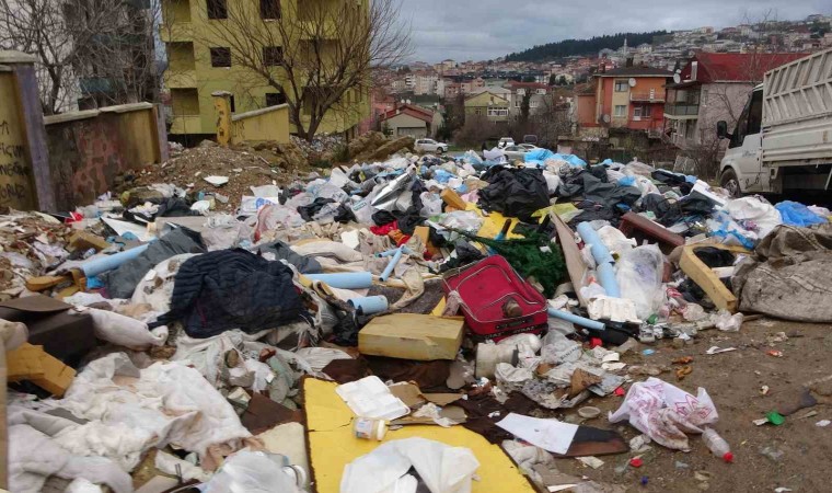 Üsküdarda çöp ve moloz yığını krizi: Mahalleli isyan etti