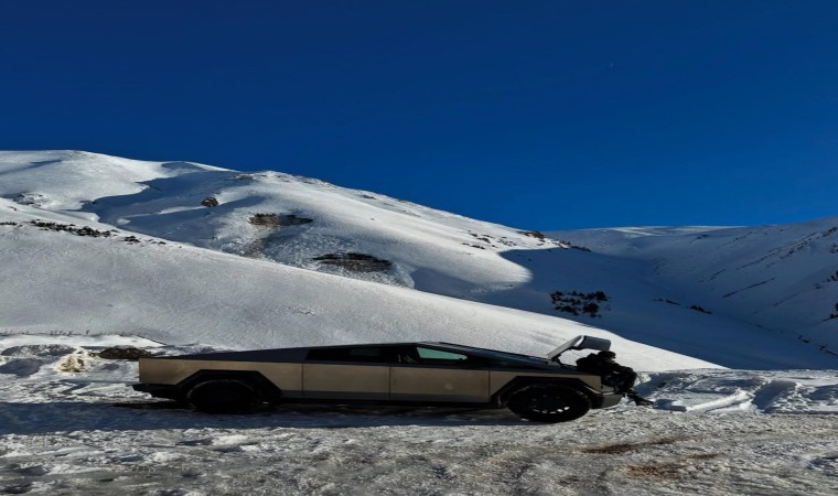 Uzungölün karlı dağlarında görülen Tesla Cybertruck görenleri hayrete düşürdü