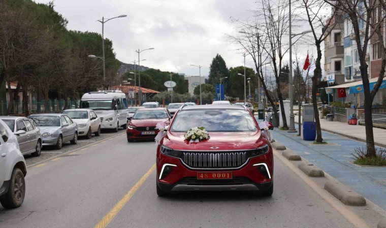 Vali Akbıyık makam aracı TOGGu Gazzeli damada gelin arabası olarak tahsis etti