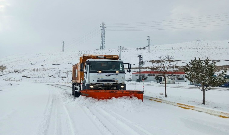 Vanda 255 yerleşim yerinin yolu ulaşıma kapandı