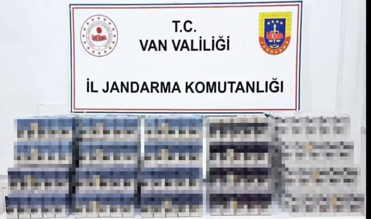 Vanda kayısı çuvalların içerisinde bin 490 paket kaçak sigara ele geçirildi