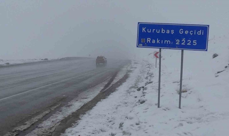 Vanda Kurubaş Geçidinde sis etkili oluyor