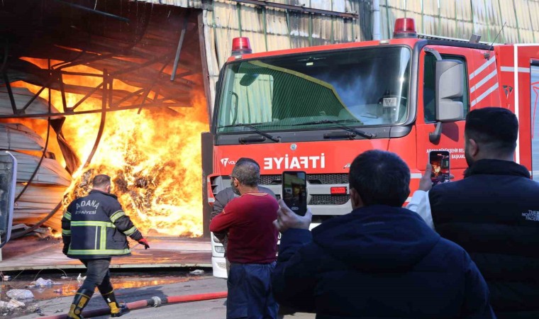 Yangında canlarını hiçe sayıp, sosyal medyadan yayın yaptılar