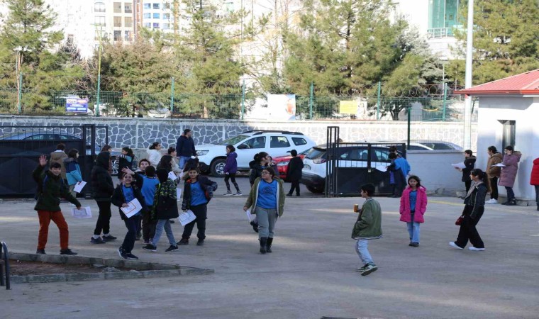 Yarıyıl tatili için karne zili çaldı