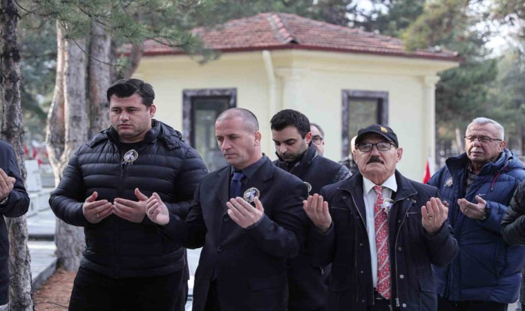 Yaşar Doğu kabri başında dualarla anıldı