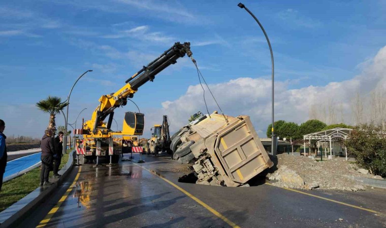 Yolda oluşan çukura düşen hafriyat kamyonu vinç yardımı ile kurtarıldı