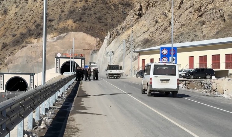 Yüksekova ile Vanı birbirine bağlayan Yeni Köprü Tüneli araç geçişlerine açıldı