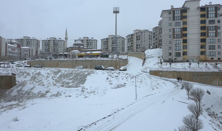 Yüksekovada kar yağışı başladı