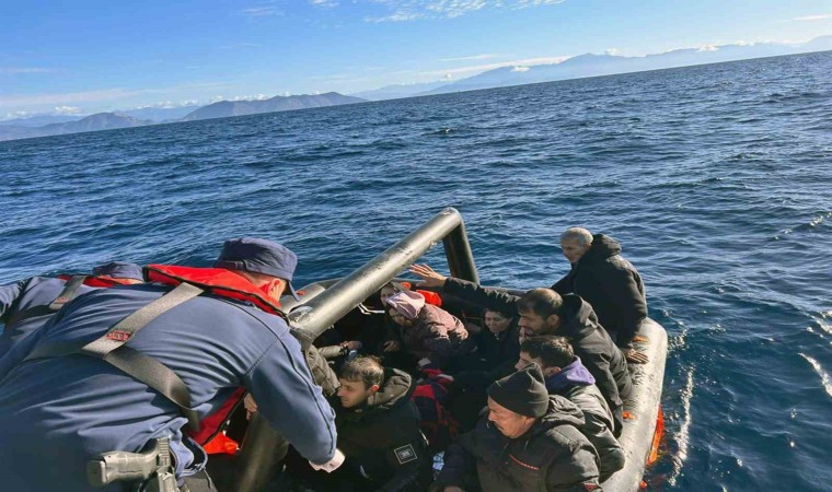 Yunanistanın ölüme ittiği 16sı çocuk 51 düzensiz göçmen kurtarıldı