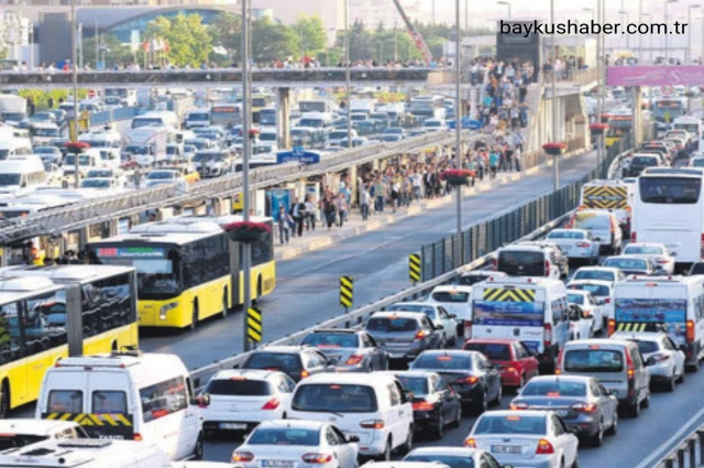 Bayram Tatili Sonrası İlk Mesai: İstanbul'da Trafik Arttı