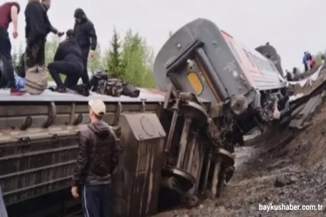 Rusya'da Yolcu Treni Raydan Çıktı