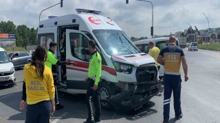 Ambulansla otomobil çarpıştı: 2 ambulans personeli yaralandı