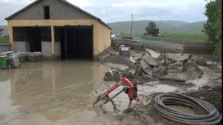 Muşta selde köprü yıkıldı, 5 araç ve 35 ev hasar gördü