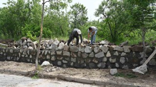 Yenice Mezarlığının tehlike oluşturan duvarı yenileniyor