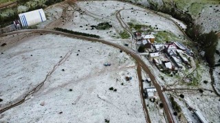 20 dakika süren dolu Gümüşgözeyi beyaza bürüdü