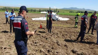 Aksarayda eğitim uçağı düştü, pilotlar sağ kurtuldu