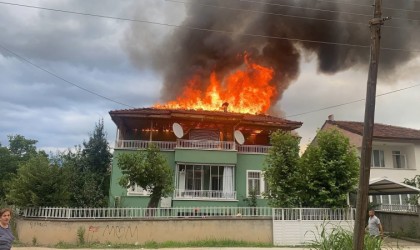 Alev alan çatı korku dolu anlar yaşattı