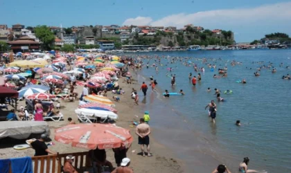 Amasra’da bayram yoğunluğu; ilçeye bir günde 10 bin araç girdi