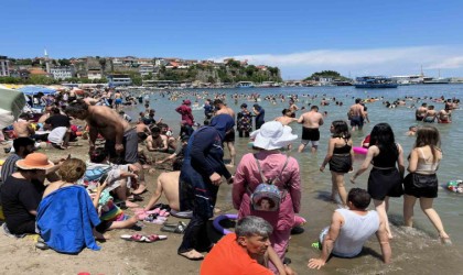 Amasrada plajlar dolu, tarihi mekanlarda da insan seli yaşandı